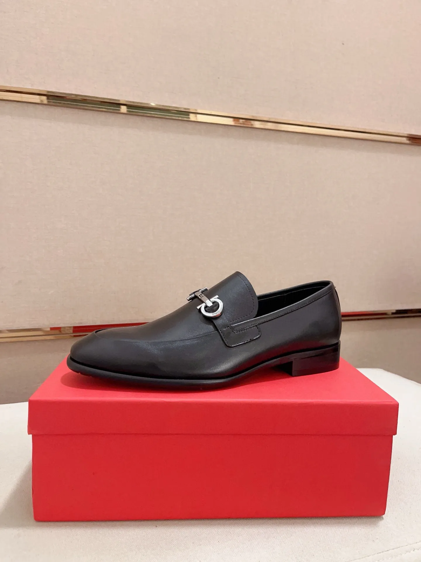 Men's shoes💰: 540💰 High version Ferragamo quality! 🆕🆕Exclusive hot-selling products in stock🔥🔥New products on the shelves, high-quality shoes, high-end driving shoes, with complete packaging! 💪 💪 Material: imported patented cowhide 🐂 + imported high-quality water-dyed cowhide lining + wear-resistant outsole 👍🏻👍🏻 Features: high-end and comfortable, purely handmade 🚀 🚀 Create the perfect shoes that suit you best 🔥 🔥 Size: (38-44) Can be customized 45 non-returnable!